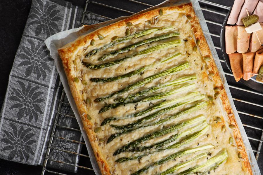 Grüne Spargeln auf Blätterteig mit veganer "Käsefüllung"\r\n <p>Der Frühling lädt ein zum Spargelgenuss. Käsig schmeckender No Muh und saftige Spargeln auf einem Blätterteigbett. Dieses Rezept ist unkompliziert, im Handumdrehen zubereitet und schmeckt sehr, sehr lecker!</p>