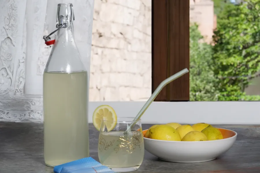 Hausgemachte Zitronenlimonade ohne Zucker