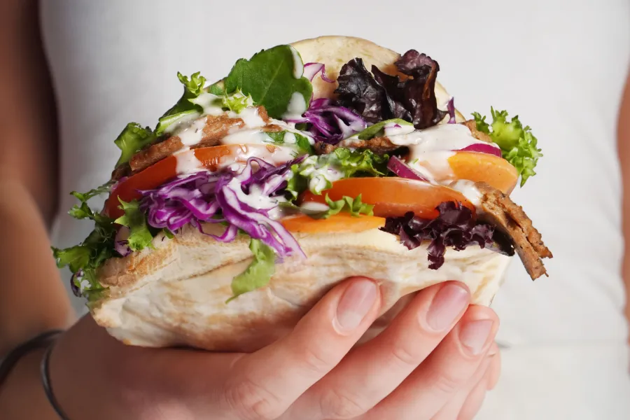 Selbst gemachte Pitas mit veganen Chunks