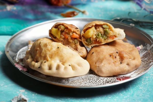 Vegane Samosas mit No Muh, Melty\r\n <p>Samosas sind eine indische Spezialität, die weltweit beliebt ist. Die feinen Teigtaschen werden hier mit cremigem No Muh, Melty und mit mild-würzigen veganen Bratscheiben verfeinert. Ideal für unterwegs, zum Apéro oder als Hauptspeise.</p>