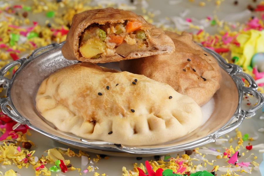 Samosas with vegan cheese alternative\r\n <p>Samosas are an Indian specialty popular all over the world. The fine pastries are prepared here with creamy No -Moo and mildly spicy Deli Slice. Ideal for on the go, as an apéritif or as a main course.</p>
