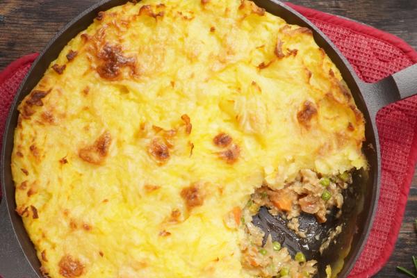 Vegan Shepherd\'s Pie
 Hearty vegan mince, peas, carrots and fluffy mashed potatoes. All layered and baked until golden brown. This classic from the British kitchen simply tastes good to everybody!