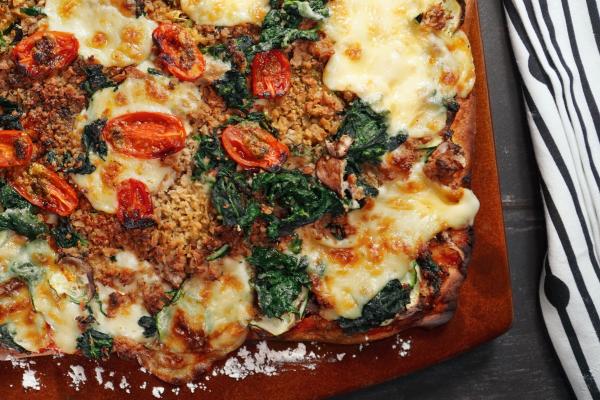 Vegane Gemüse-Hackfleisch-Pizza mit veganer Käsesauce\r\n <p>Eine variationsreiche Pizza passt immer. Hier zeigen wir, wie man selbst einen schnellen Pizzateig machen kann und diesen mit saftigen Zutaten und feinem veganen Käse belegt.</p>