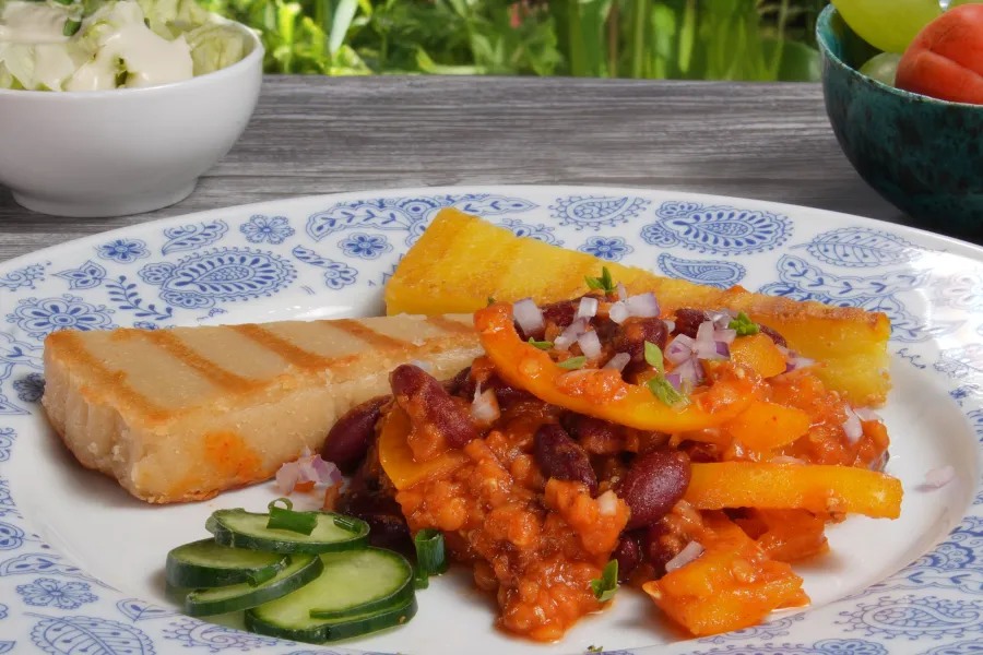 Linsen-Paprika-Salat mit gegrillten veganen Käsealternativen