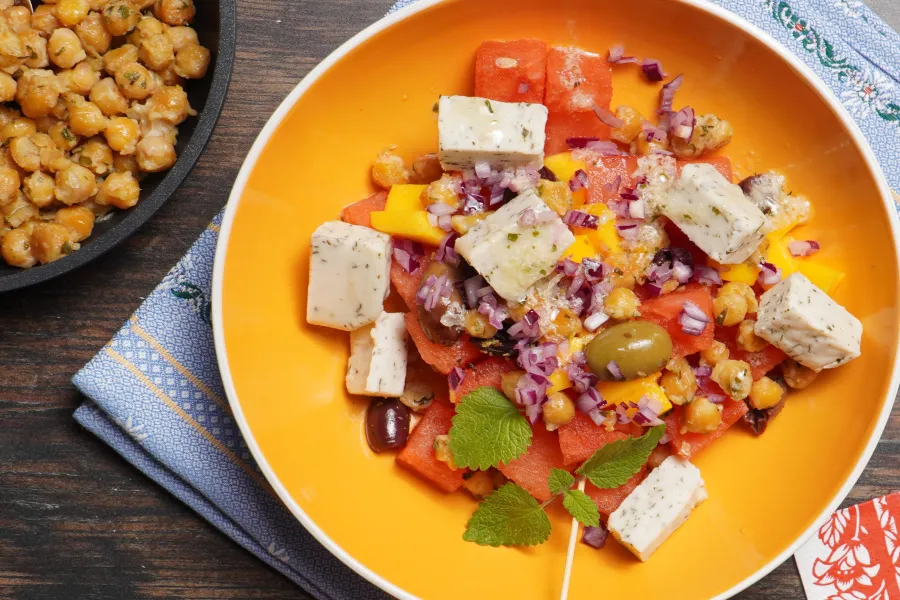 Sommerlicher veganer Melonensalat mit käsigen Kichererbsen