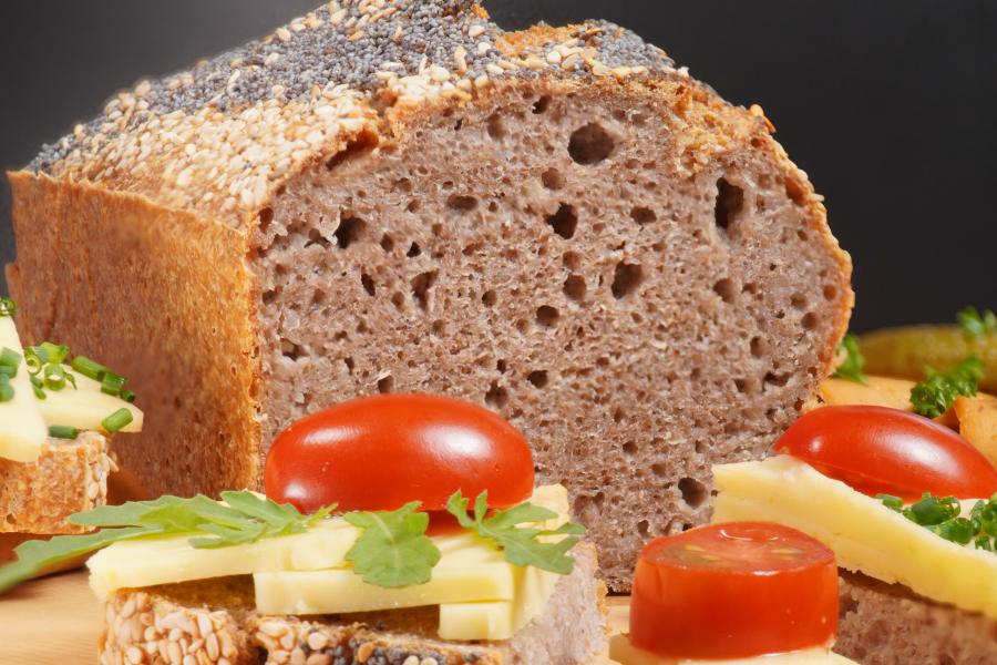 Buchweizenbrot aus nur drei Zutaten\r\n <p>Buchweizen ist eine ideale glutenfreie Alternative zu Weizen.
Buchweizen ist reich an Eiweiss, Ballaststoffen, B-Vitaminen und Mineralstoffen. Der Fermentationsprozess bei der Herstellung dieses Brotes erleichtert die Nährstoffaufnahme. Die Proteine werden dadurch leichter verdaulich und die gequollenen Ballaststoffe des Brotes regen die Darmtätigkeit an.</p>
