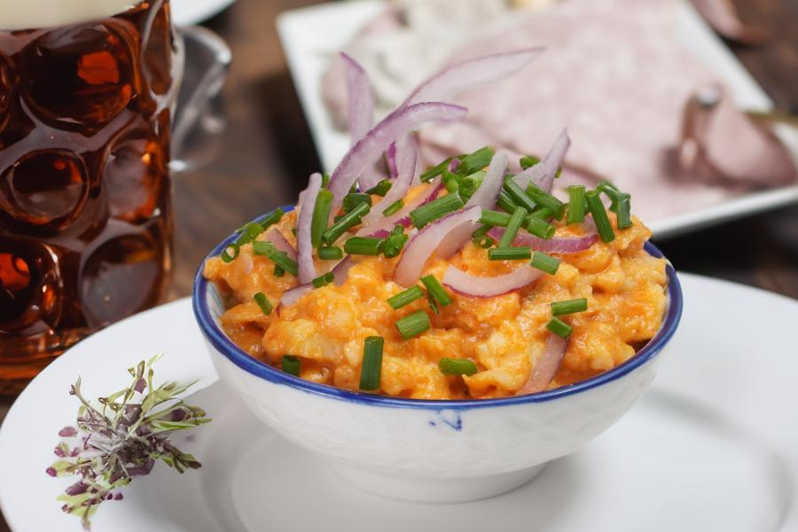 Veganes bayrisches Obazda\r\n <p>Obatzter, auch Obatzda oder Obazda (mundartlich für „Angebatzter, Angedrückter“), ist ein pikanter cremiger Käse-Dip, der in Süddeutschland gerne mit Brezeln genossen wird. Übrigens: Der Name Obazda kommt vom bayerischen Wort "obatzn", was für zerdrücken bzw. vermischen steht.</p>