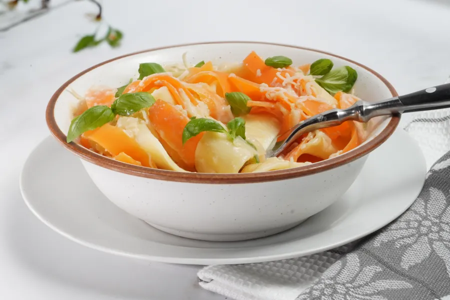 Bunte Linguine an würziger veganer Käsesauce