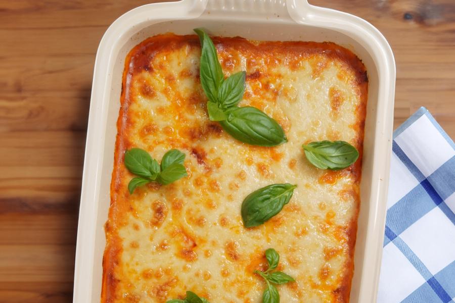 Saftiger Tomatenauflauf mit veganem Hack\r\n <p>Seelennahrung aus dem Ofen: Ein herzhafter Auflauf mit selbstgemachter Tomatensauce, zarten Karotten, würzigem veganen Hack. Das alles gekrönt mit einer cremigen veganen Käsesauce. Wohlfühlküche pur!</p>