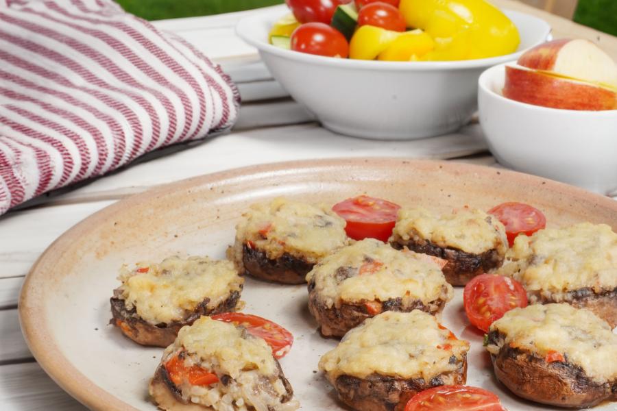 Saftige Ofen-Champignons mit veganer Käse-Sauce