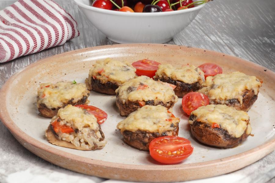 Saftige Ofen-Champignons mit veganer Käse-Sauce\r\n <p>Herzhafte Champignons mit würziger Reisfüllung, getoppt mit veganem Pizzakäse! Ob als Fingerfood oder als deftiges Hauptgericht, ob aus dem Ofen oder direkt vom Grill sind sie ein sicherer Genuss für Gross und Klein.</p>
