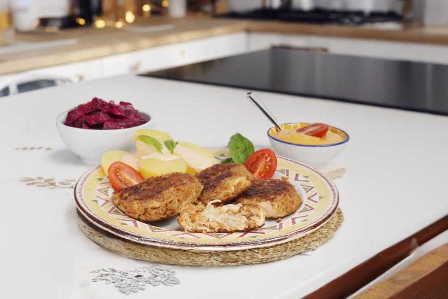 Vegane Sauerkraut-Bratlinge mit No Muh, Pizza-Sauce\r\n <p>Mit Sauerkraut und Feinem von Vegusto gut in die kalte Jahreszeit starten! Diese leckeren Bratlinge enthalten nur vier Zutaten und machen dank viel Eiweiss und wertvollen Ballaststoffen auch lange satt.</p>