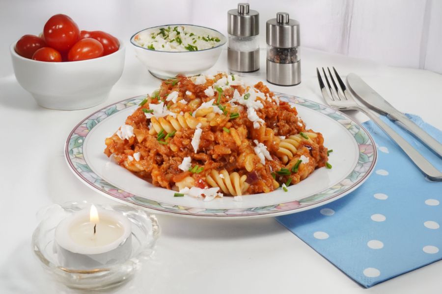 Saftige Gemüsepasta mit Vegan-Hack\r\n <p>Dieses Menü ist perfekt für Kinder und Erwachsene. Es ist mild gewürzt, bunt und richtig lecker. Diese Bolognese mit Blumenkohl, veganem Gehackten und sonnengereiften Tomaten ist ein echter Wohlfühlklassiker.</p>