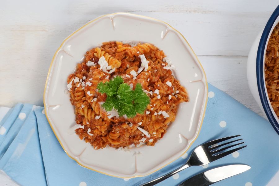 Saftige Gemüsepasta mit Vegan-Hack\r\n <p>Dieses Menü ist perfekt für Kinder und Erwachsene. Es ist mild gewürzt, bunt und richtig lecker. Diese Bolognese mit Blumenkohl, veganem Gehackten und sonnengereiften Tomaten ist ein echter Wohlfühlklassiker.</p>