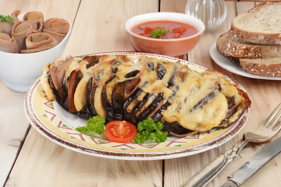 Überbackene gefüllte Aubergine