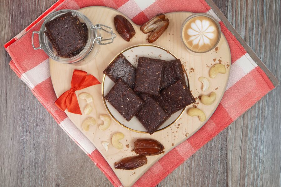Energy bars with dates and nuts, made with only 4 ingredients