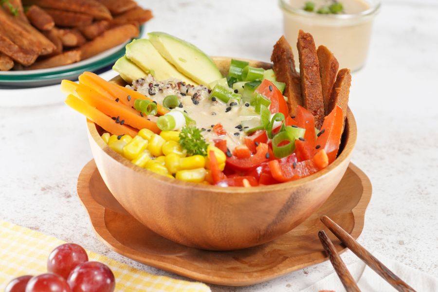 Bunte Glücks-Bowl mit veganem Schnitzel