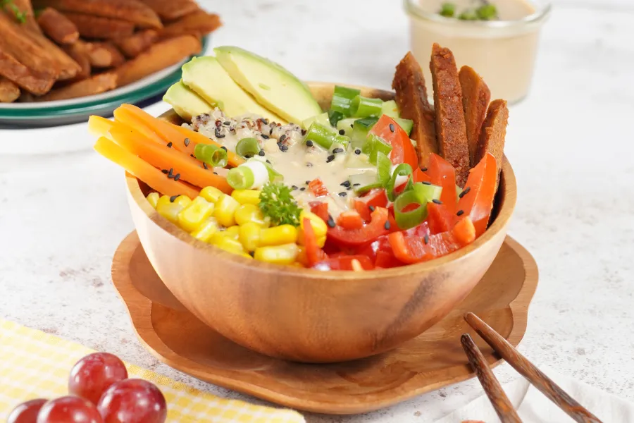 Bunte Glücks-Bowl mit veganem Schnitzel