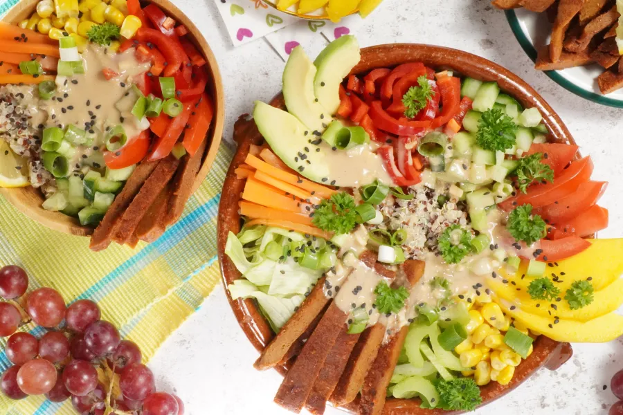 Bunte Glücks-Bowl mit veganem Schnitzel