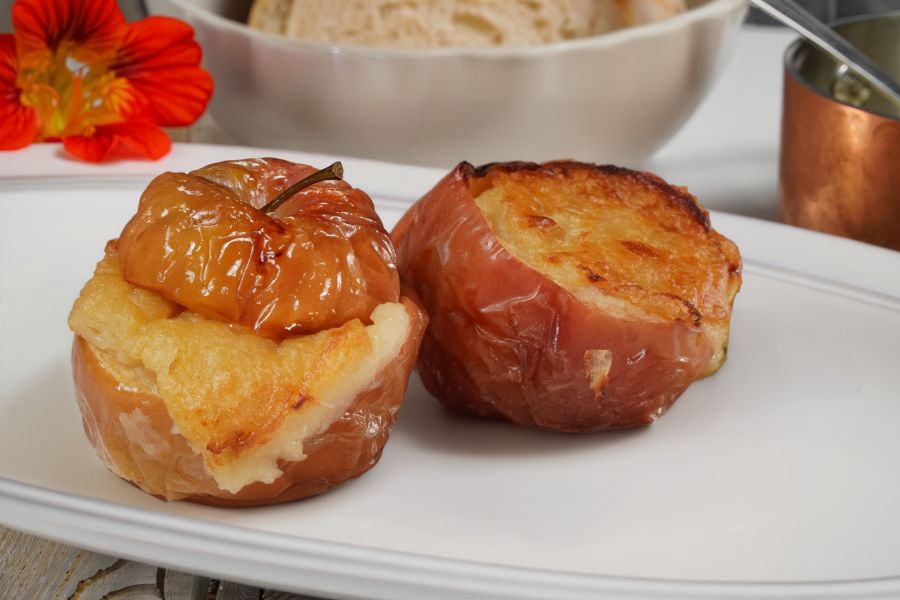 Käsig gefüllte Äpfel für den Grill oder den Backofen\r\n <p>Traumhaft! Vegane Käsealternativen und Bratäpfel ergeben eine grossartige Kombination aus süss und herzhaft. Für die Füllung verwenden wir den zartschmelzenden No Muh, Pizzasauce und den No Muh, Classic. Diese Mischung erinnert geschmacklich an Camembert passt hervorragend zum fruchtigen Aroma, der noch waren Äpfel.</p>