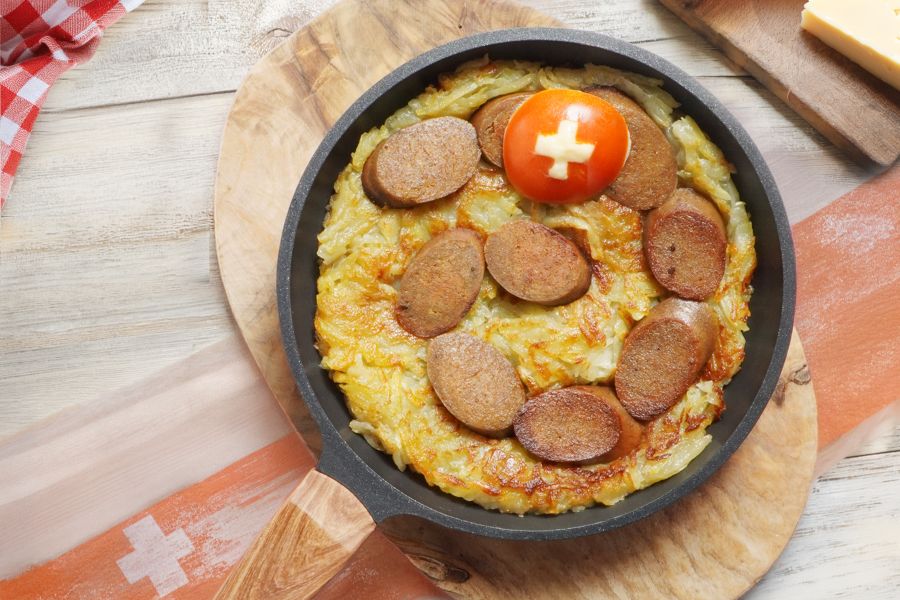 Crispy rösti with spicy vegan sausage
