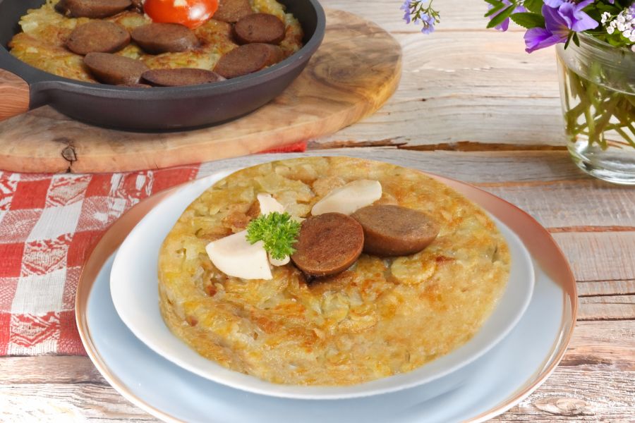 Crispy rösti with spicy vegan sausage\r\n <p>This traditional Swiss recipe is perfect for the National Day on 1 August. Simply choose your favourite Vegusto sausage to go with it. We recommend the mild Bianca (Weisswurst-style), the popular Knacker (Cervelat-style) or the hearty, spicy Max. Enjoy!</p>