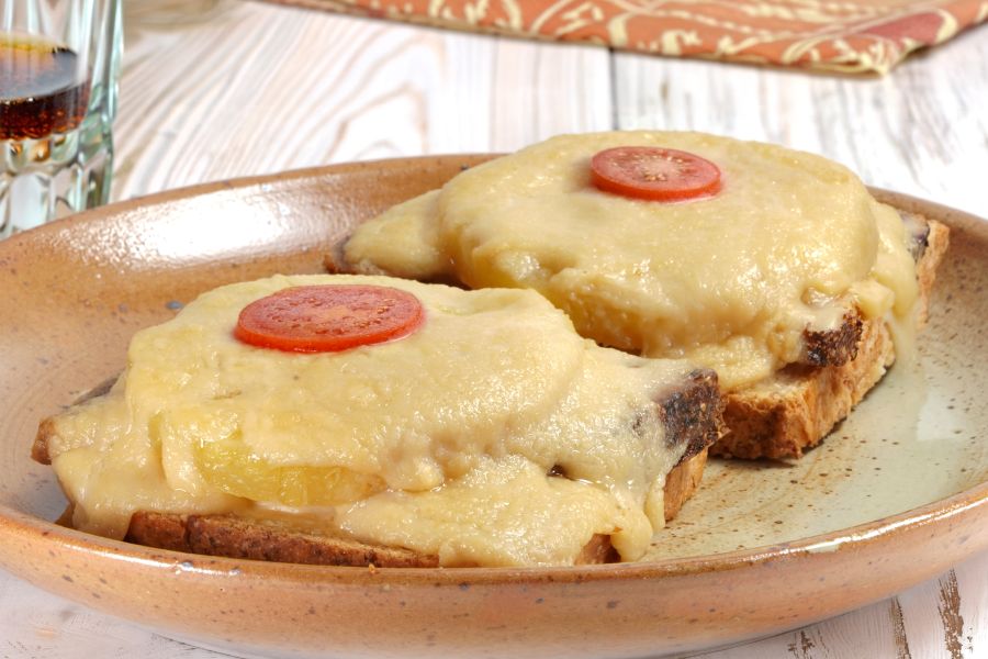 Veganer Toast Hawaii: Käsiger geht nicht\r\n <p>Einfach, schnell und richtig schön cheesy. Perfekt für einen gemütlichen Abend oder wenn es unkompliziert, aber trotzdem lecker sein soll.</p>