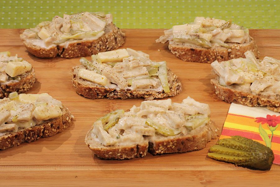 Veganer Fleisch-Käse Salat\r\n <p>Manchmal braucht es gar nicht viel, um aus einem Klassiker etwas ganz Neues zu machen. Der vegane Fleisch-Käse-Salat von Vegusto verbindet Bratscheiben mit einer cremigen Käsealternative, knackigen Essiggurken und einem feinen, cremigen Dressing.</p>