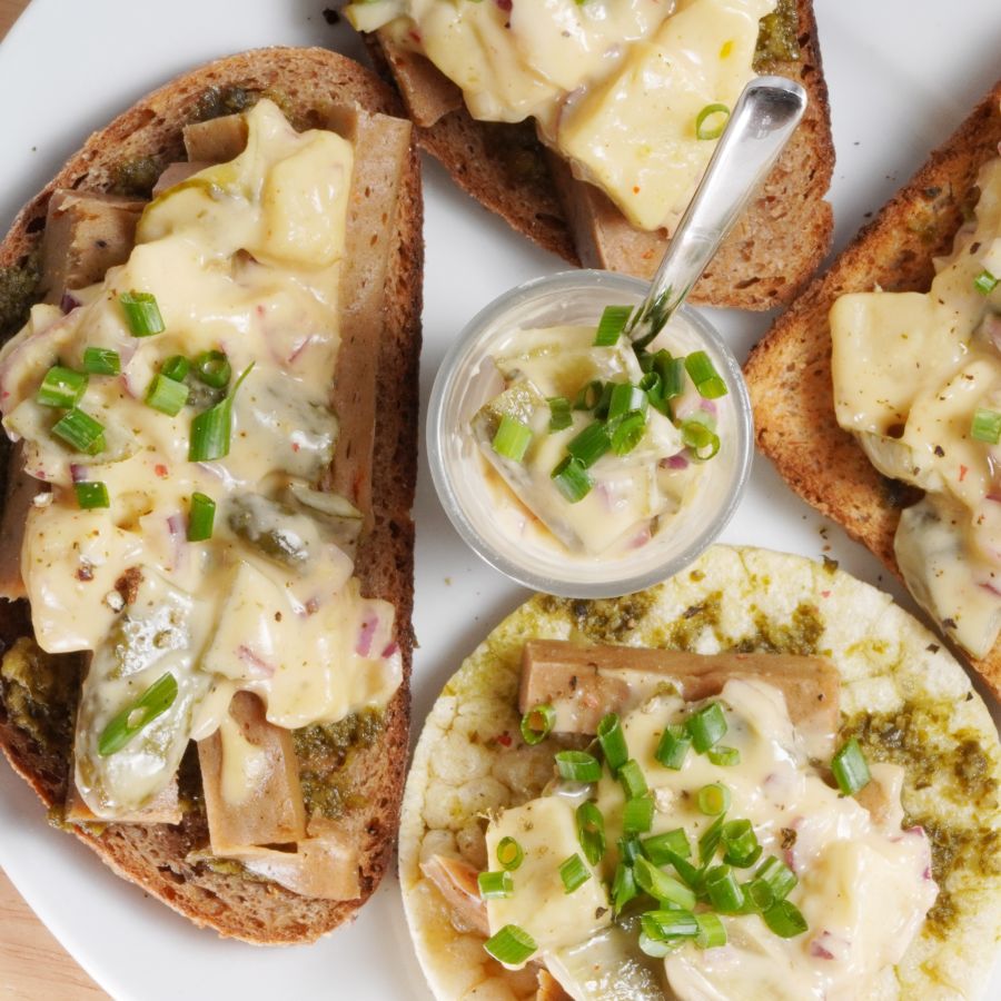 Veganer Fleischkäse-Salat\r\n <p>Manchmal braucht es gar nicht viel, um aus einem Klassiker etwas ganz Neues zu machen. Der vegane Fleisch-Käse-Salat von Vegusto verbindet Bratscheiben mit einer cremigen Käsealternative, knackigen Essiggurken und einem feinen, cremigen Dressing.</p>