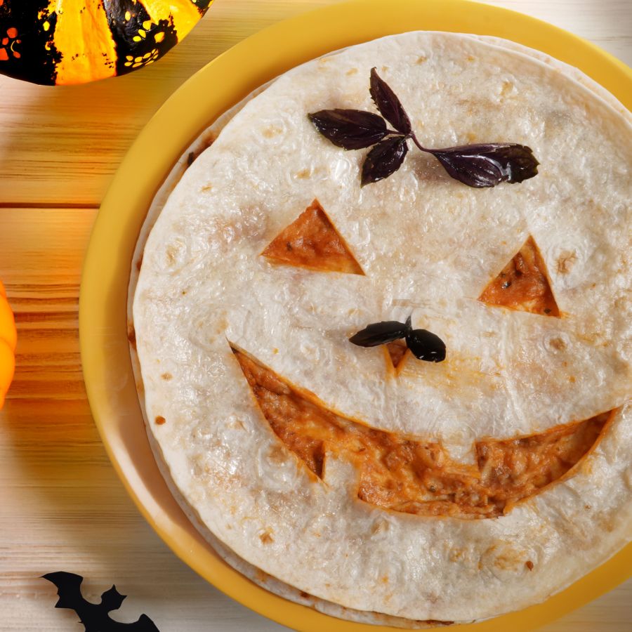 Halloween Wraps mit veganer Käsesauce\r\n <p>Knusprige Halloween-Kürbis-Wraps mit herzhaftem Ragù alla Bolognese vegano und cremiger No Muh, Pizza Sauce. Einfach zubereitet, im Ofen goldbraun gebacken und perfekt für einen gruseligen Genussmoment!</p>