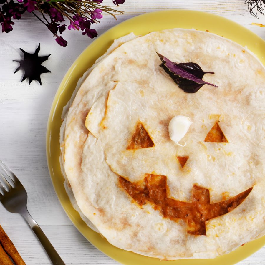 Halloween Wraps mit veganer Käsesauce\r\n <p>Knusprige Halloween-Kürbis-Wraps mit herzhaftem Ragù alla Bolognese vegano und cremiger No Muh, Pizza Sauce. Einfach zubereitet, im Ofen goldbraun gebacken und perfekt für einen gruseligen Genussmoment!</p>